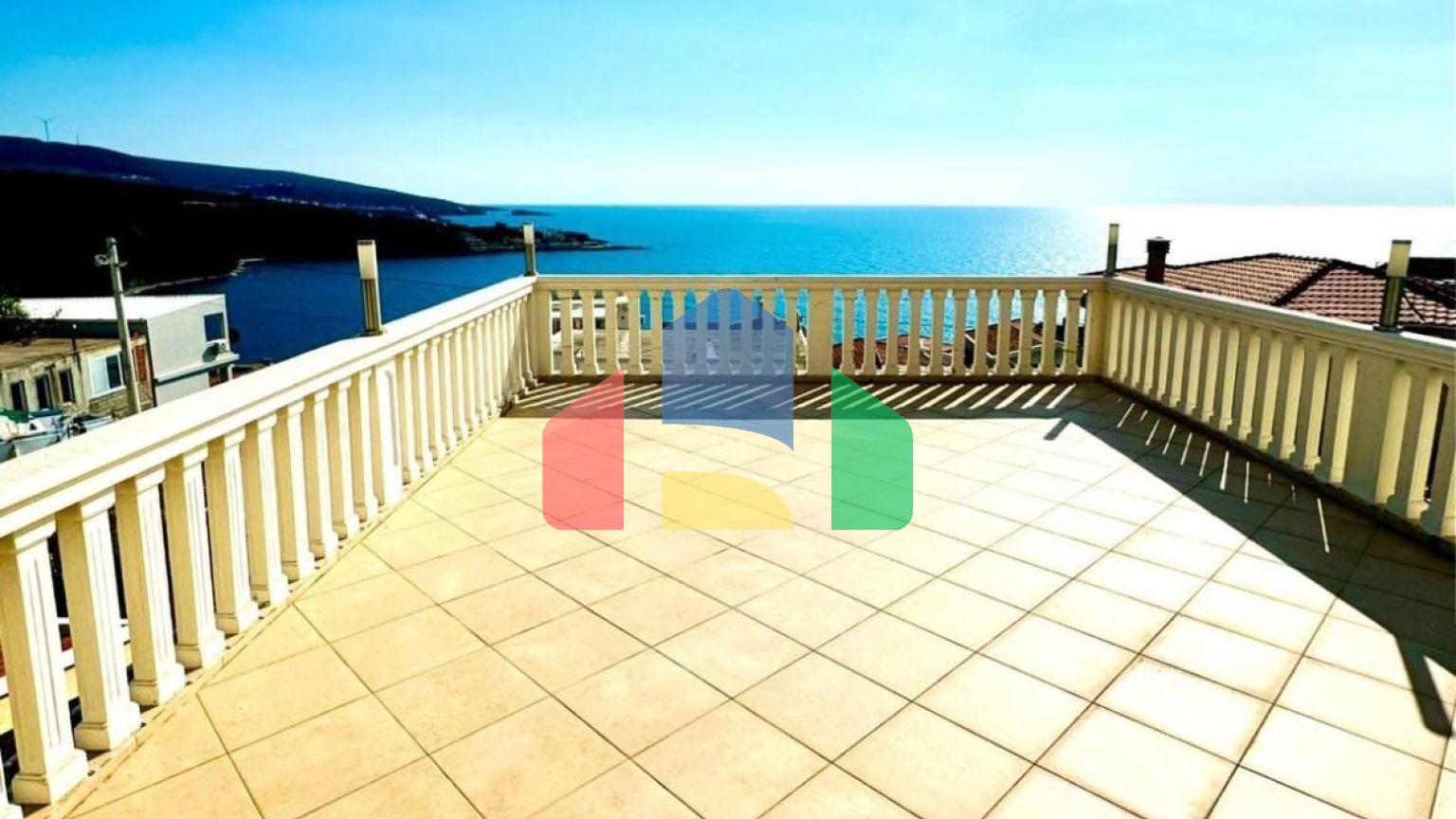 Вилла в Добры воды с панорамным видом на море и бассейном, недалеко от пляжа.