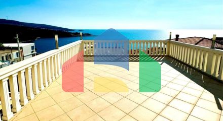 Вилла в Добры воды с панорамным видом на море и бассейном, недалеко от пляжа.