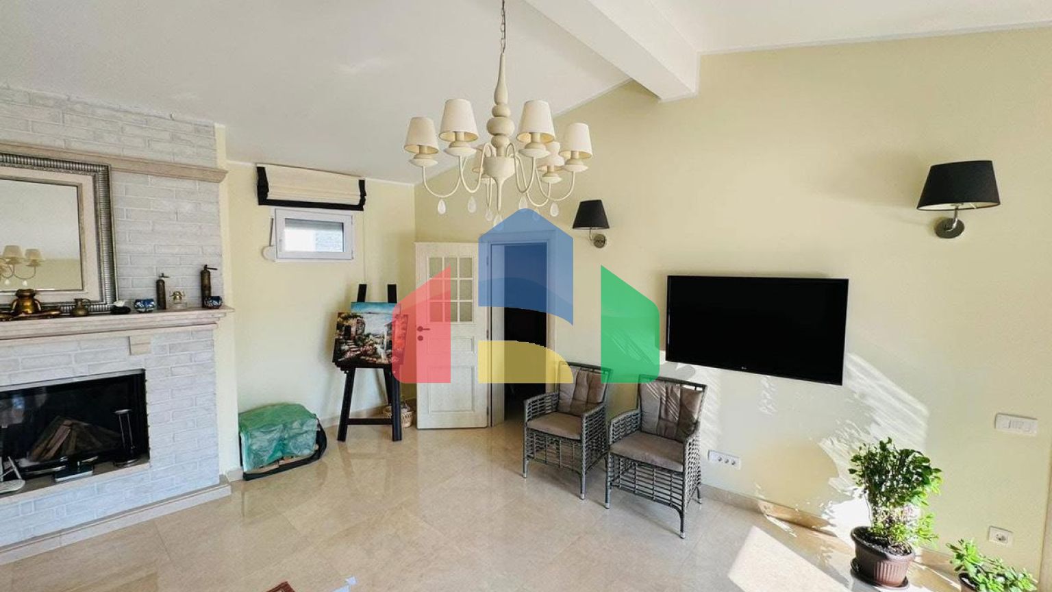 Вилла в Добры воды с панорамным видом на море и бассейном, недалеко от пляжа.