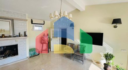 Вилла в Добры воды с панорамным видом на море и бассейном, недалеко от пляжа.