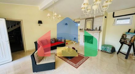 Вилла в Добры воды с панорамным видом на море и бассейном, недалеко от пляжа.