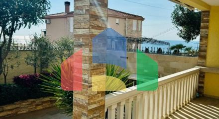 Вилла в Добры воды с панорамным видом на море и бассейном, недалеко от пляжа.