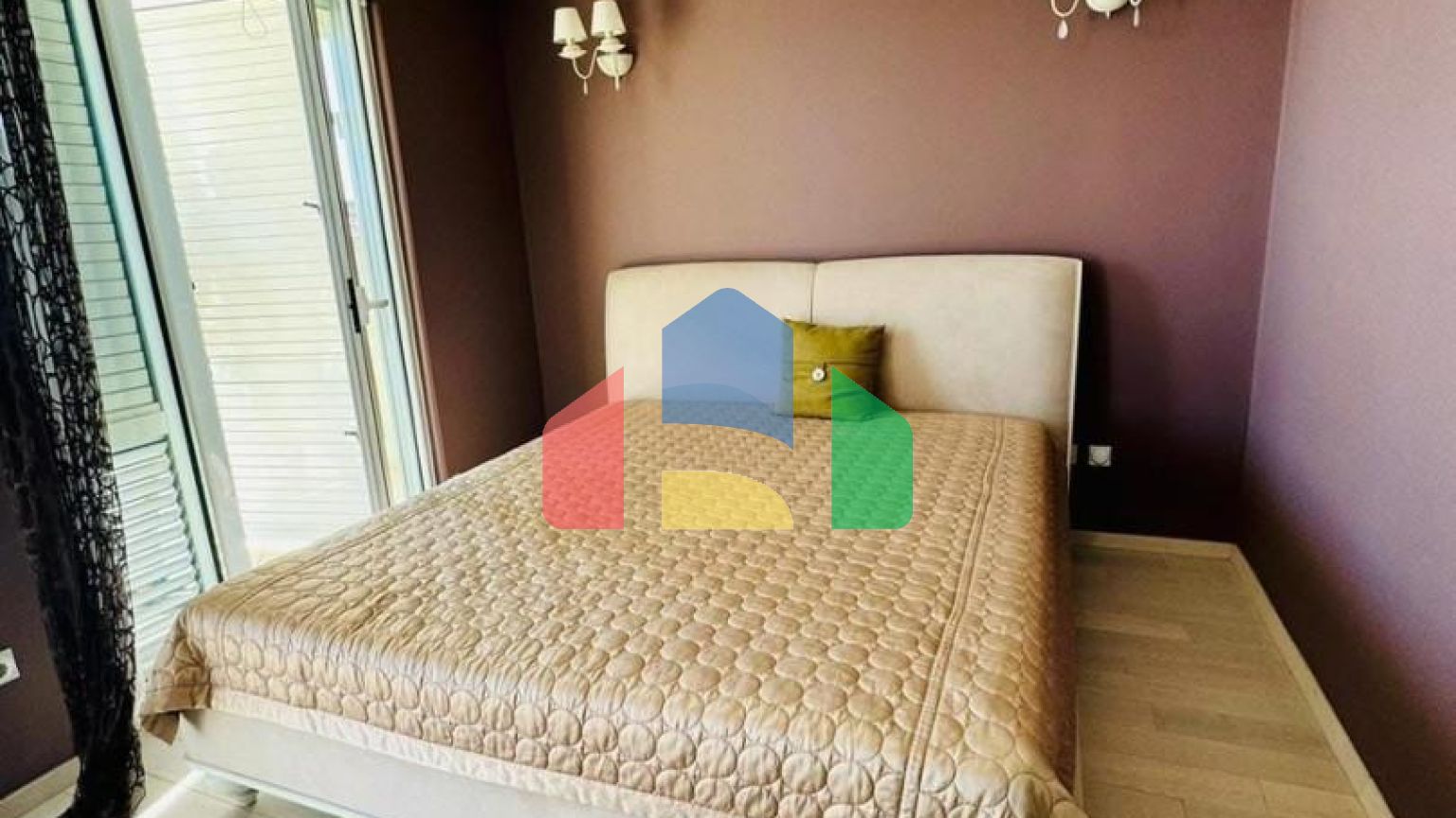 Вилла в Добры воды с панорамным видом на море и бассейном, недалеко от пляжа.