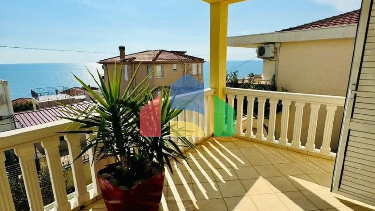 Вилла в Добры воды с панорамным видом на море и бассейном, недалеко от пляжа.