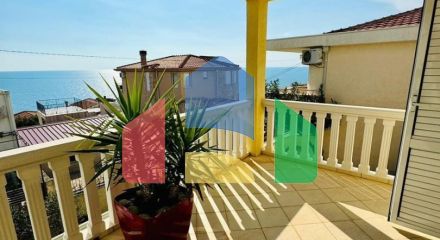 Вилла в Добры воды с панорамным видом на море и бассейном, недалеко от пляжа.