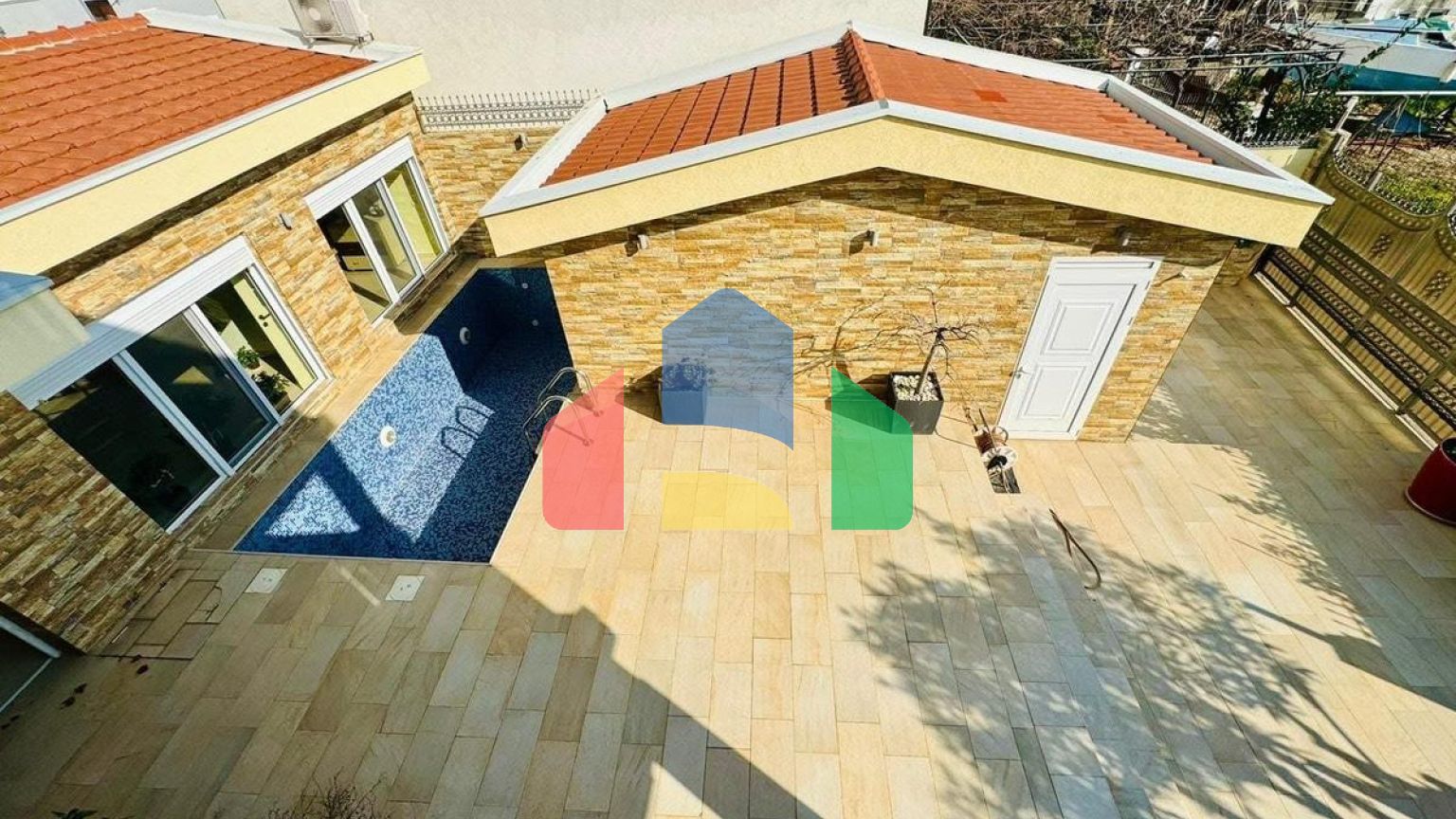 Вилла в Добры воды с панорамным видом на море и бассейном, недалеко от пляжа.