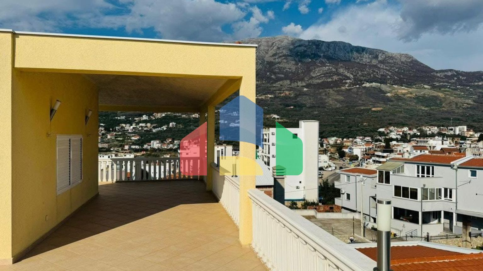 Вилла в Добры воды с панорамным видом на море и бассейном, недалеко от пляжа.