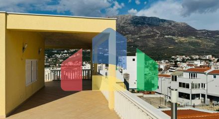 Вилла в Добры воды с панорамным видом на море и бассейном, недалеко от пляжа.