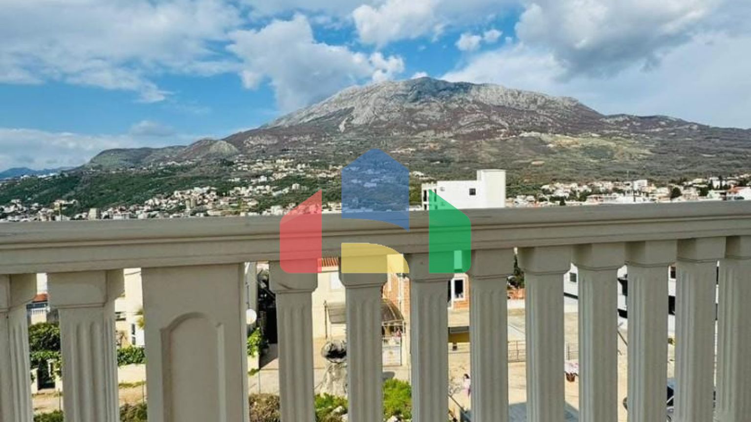 Вилла в Добры воды с панорамным видом на море и бассейном, недалеко от пляжа.