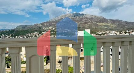 Вилла в Добры воды с панорамным видом на море и бассейном, недалеко от пляжа.