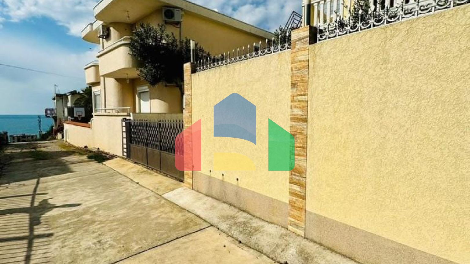 Вилла в Добры воды с панорамным видом на море и бассейном, недалеко от пляжа.