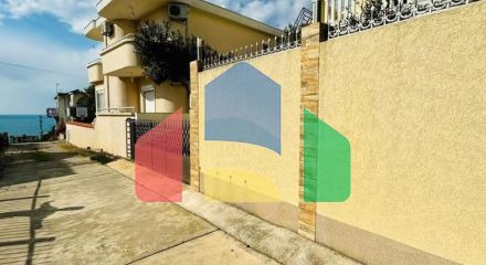 Вилла в Добры воды с панорамным видом на море и бассейном, недалеко от пляжа.