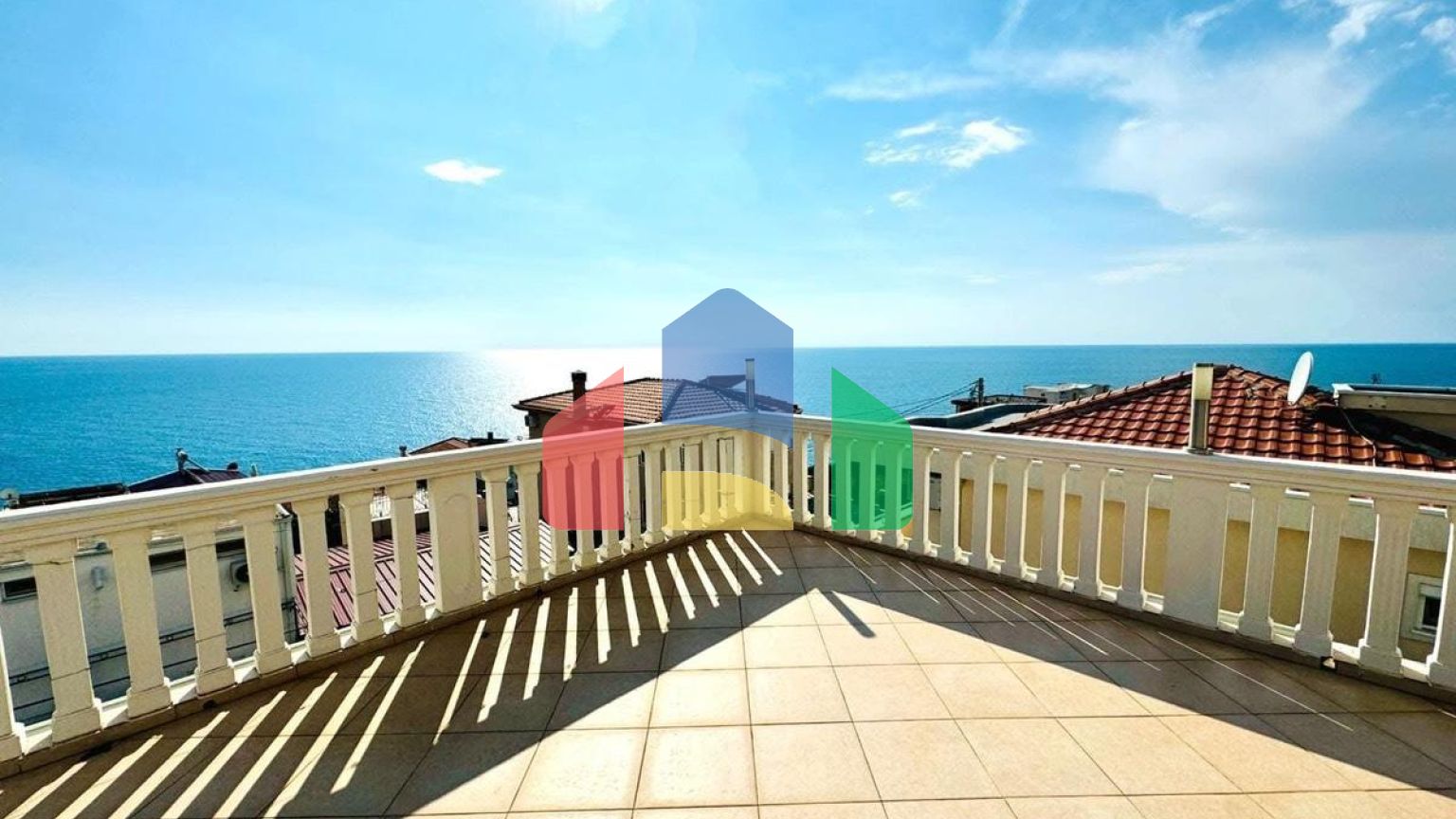 Вилла в Добры воды с панорамным видом на море и бассейном, недалеко от пляжа.