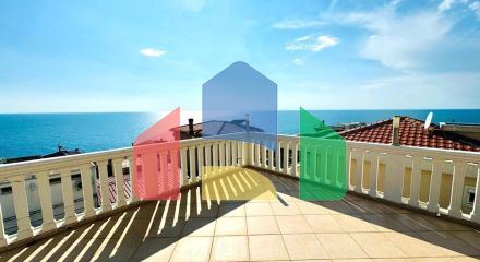 Вилла в Добры воды с панорамным видом на море и бассейном, недалеко от пляжа.