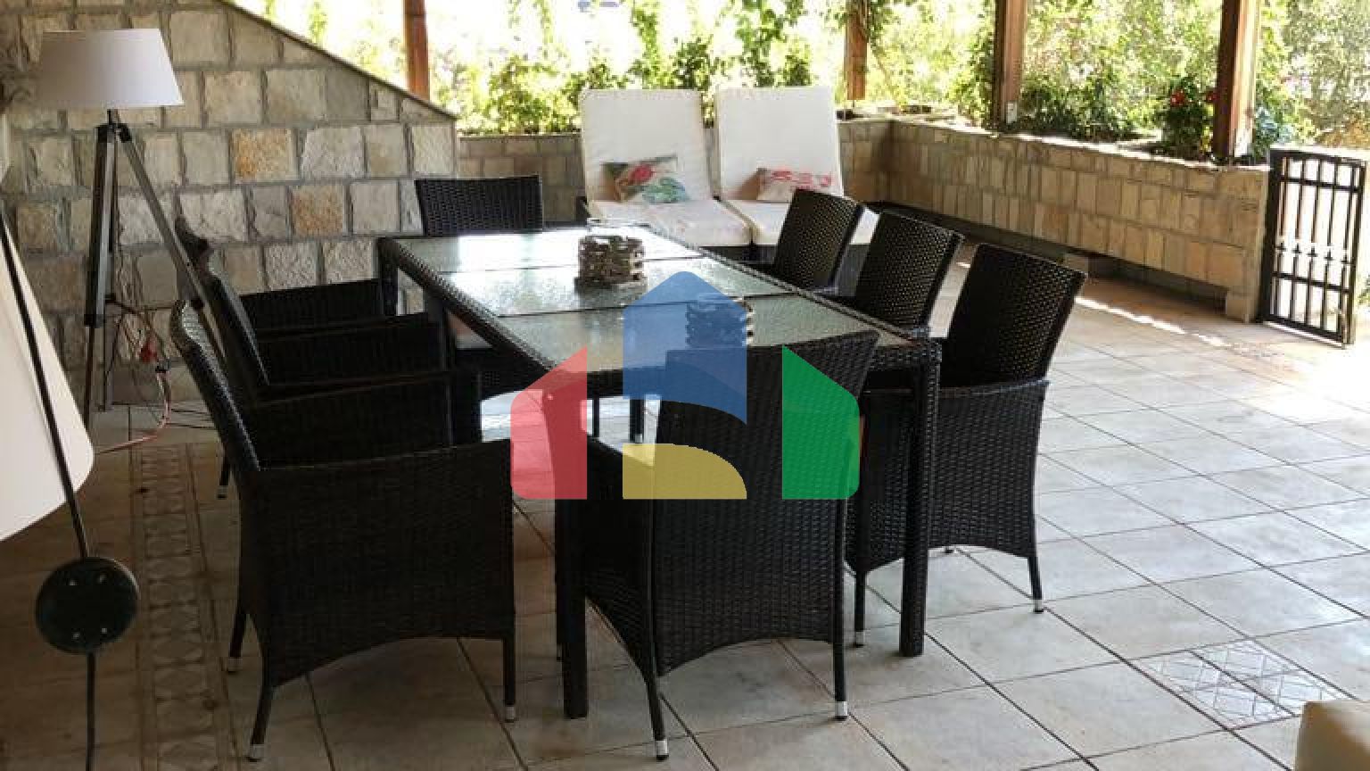 Отель с рестораном в одном из самых туристических мест Черногории, Добры воды.