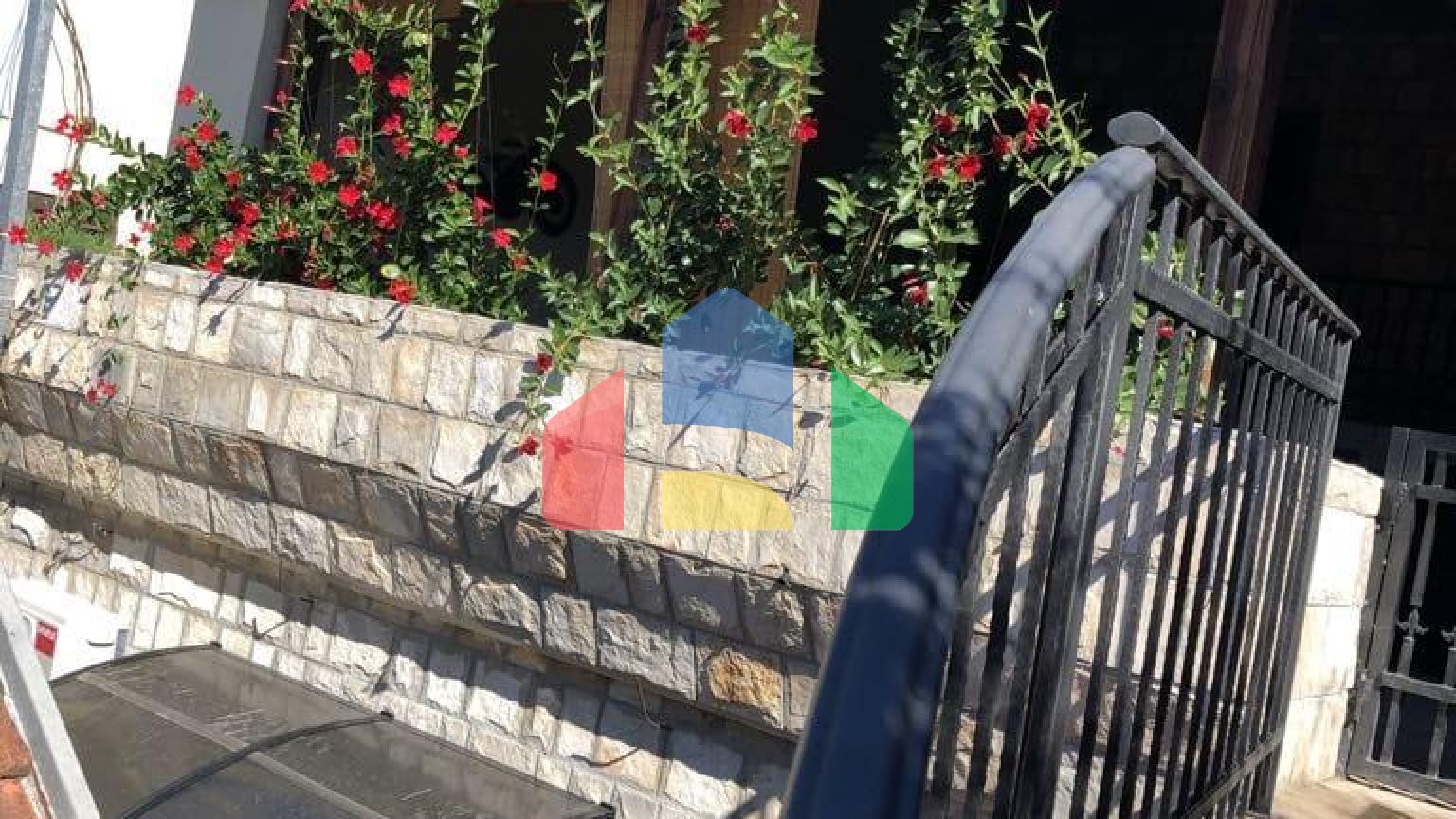 Отель с рестораном в одном из самых туристических мест Черногории, Добры воды.