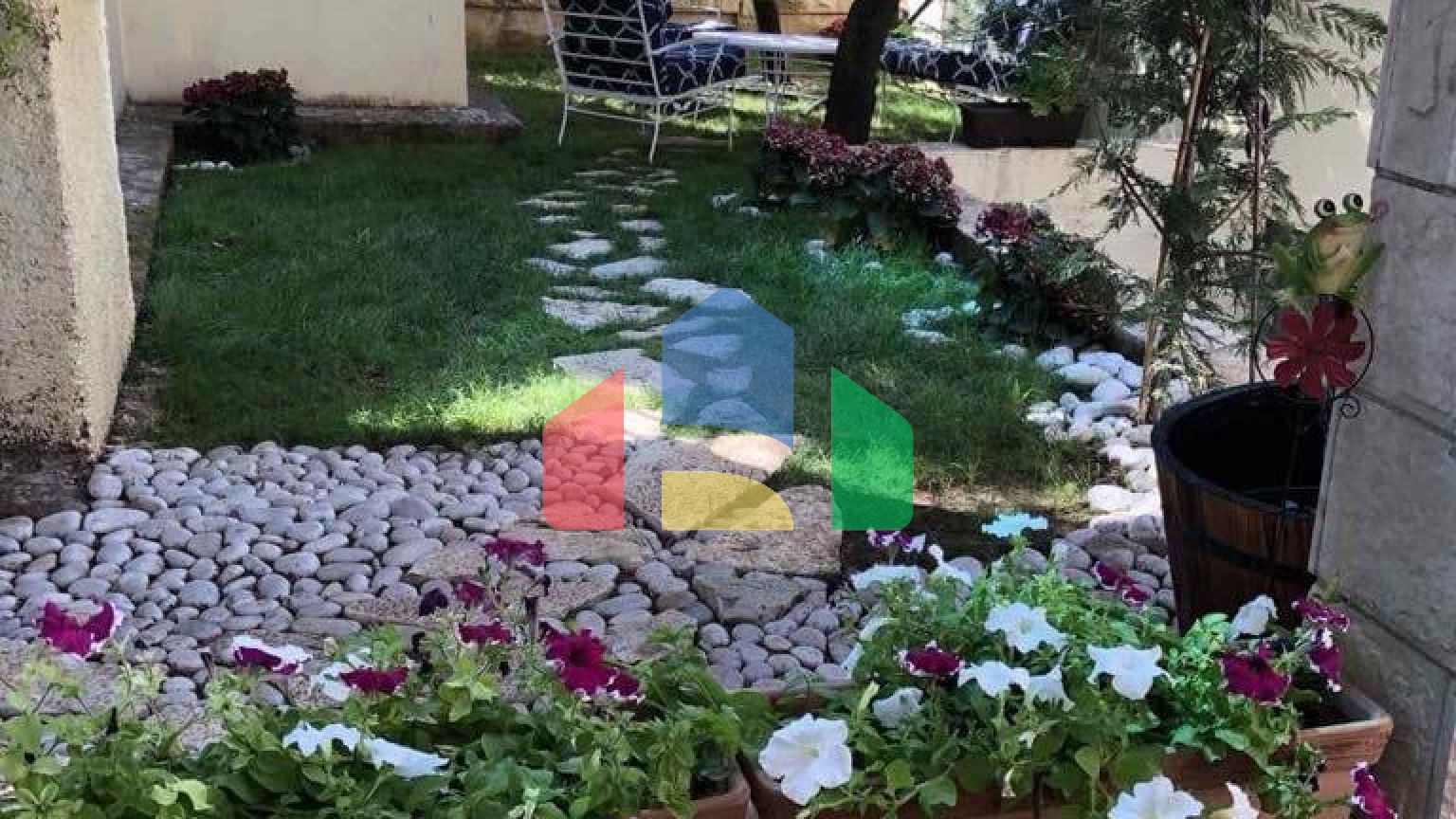 Отель с рестораном в одном из самых туристических мест Черногории, Добры воды.