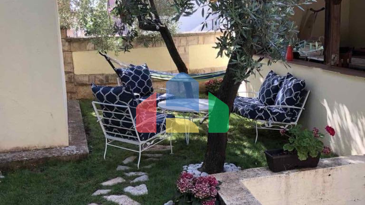 Отель с рестораном в одном из самых туристических мест Черногории, Добры воды.