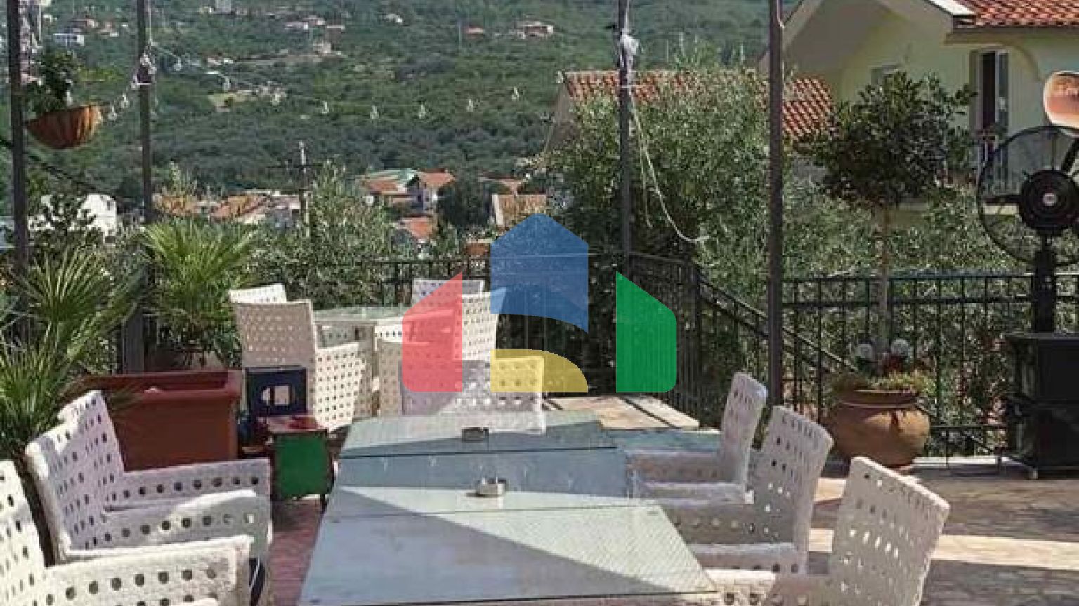 Отель с рестораном в одном из самых туристических мест Черногории, Добры воды.