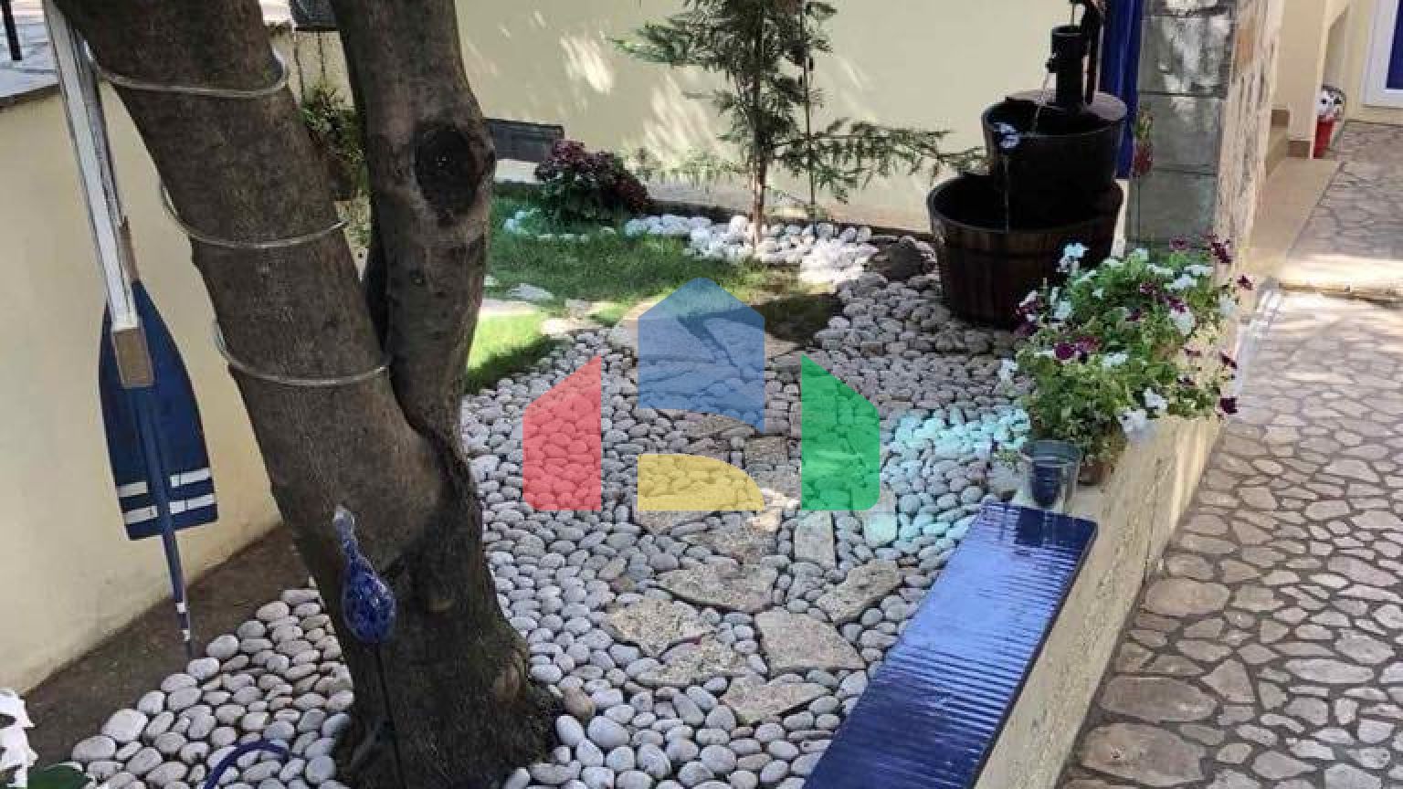 Отель с рестораном в одном из самых туристических мест Черногории, Добры воды.