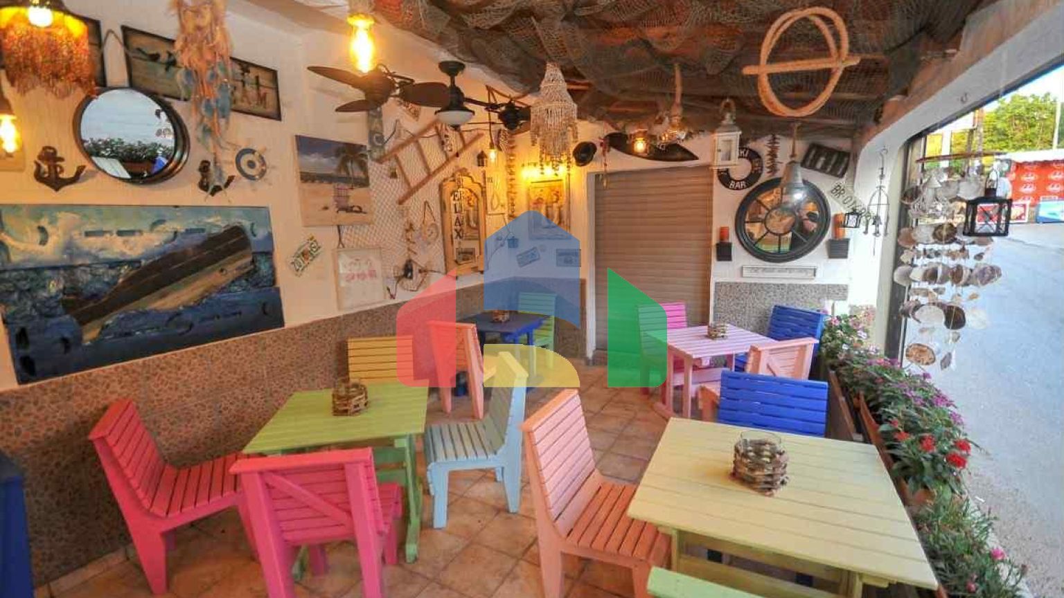 Отель с рестораном в одном из самых туристических мест Черногории, Добры воды.