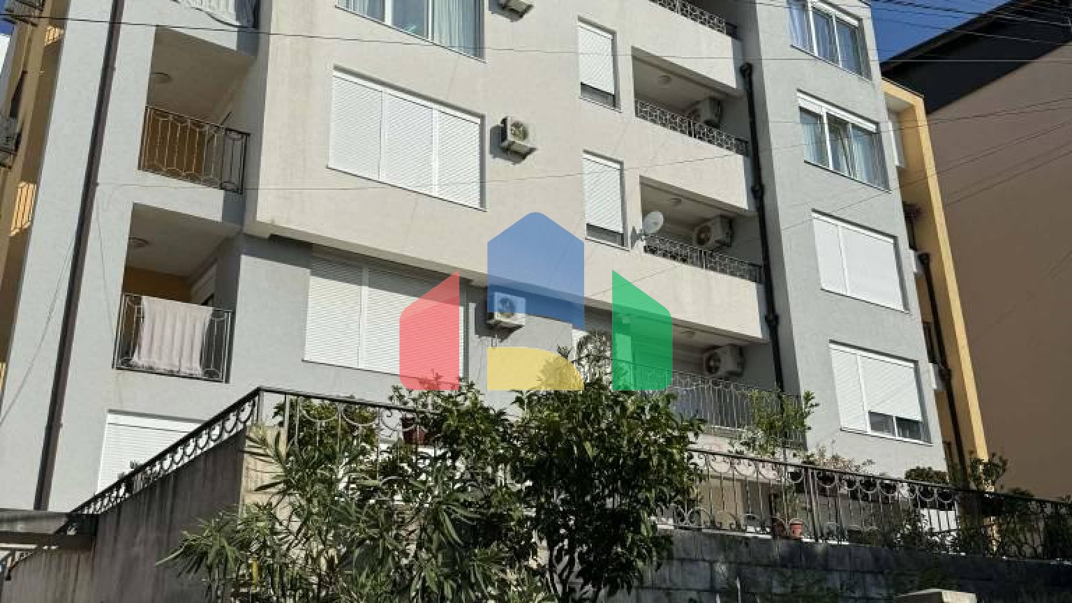 Квартира c гаражом в поселке Добры Воды с двумя спальнями