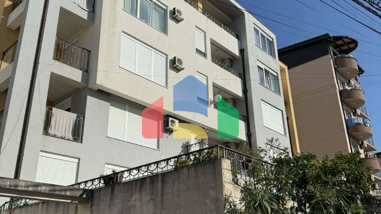 Квартира c гаражом в поселке Добры Воды с двумя спальнями