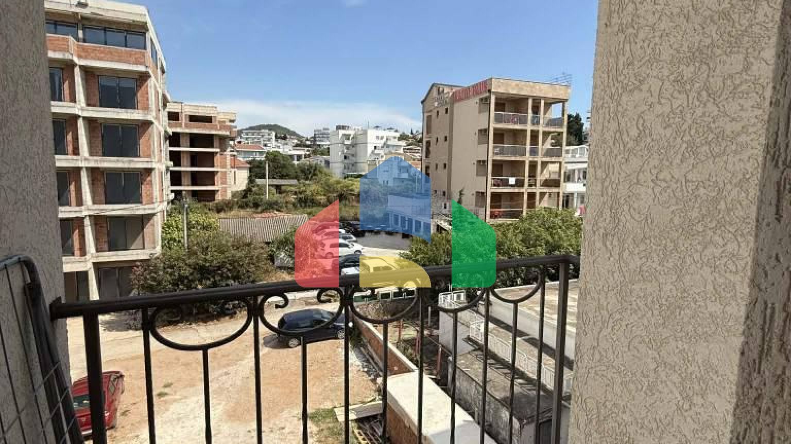 Квартира c гаражом в поселке Добры Воды с двумя спальнями