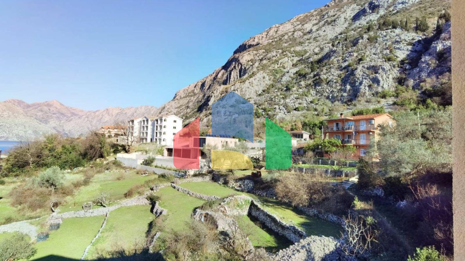 Двухкомнатная меблированная квартира с гаражом.