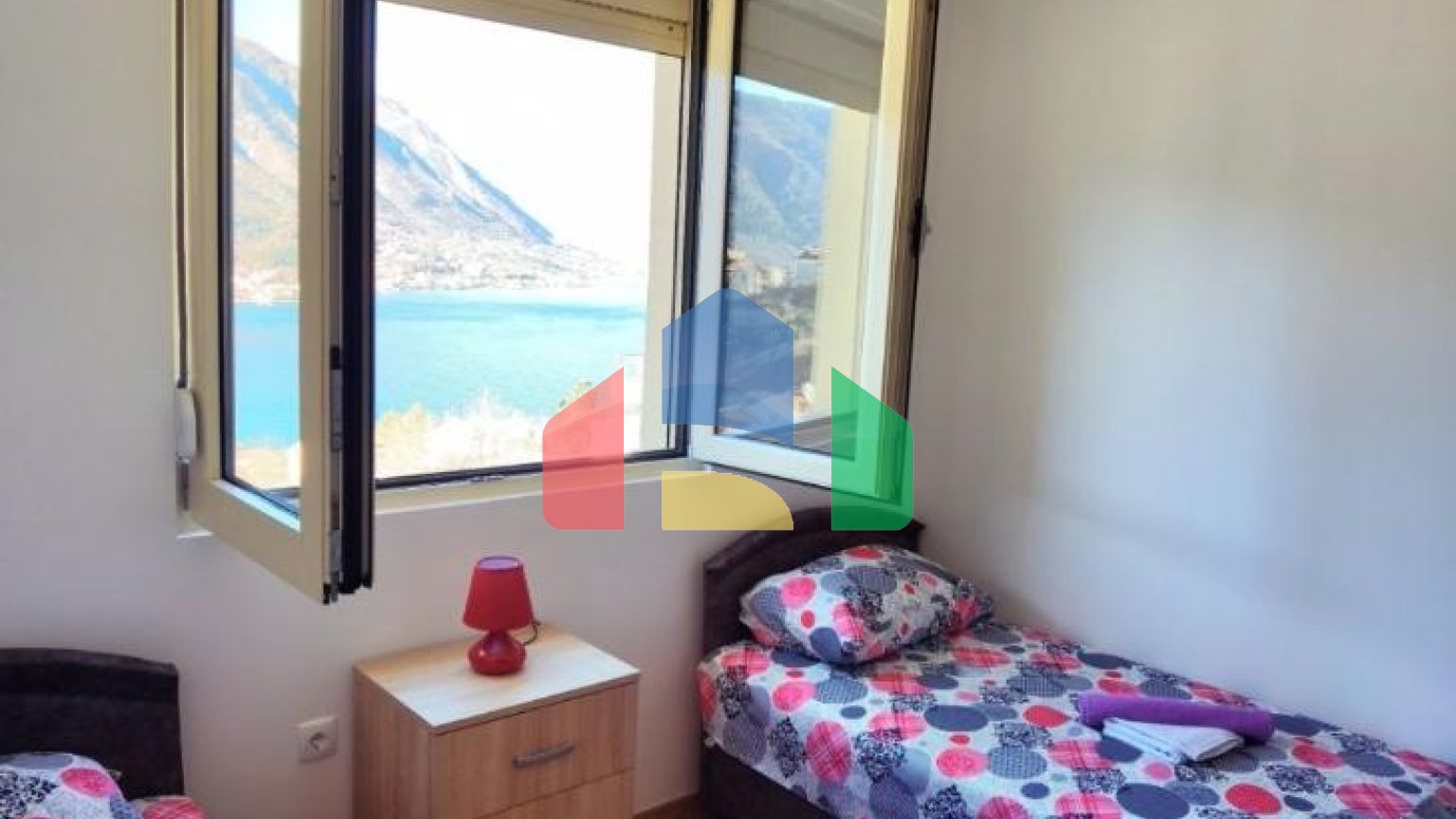 Двухкомнатная меблированная квартира с гаражом.