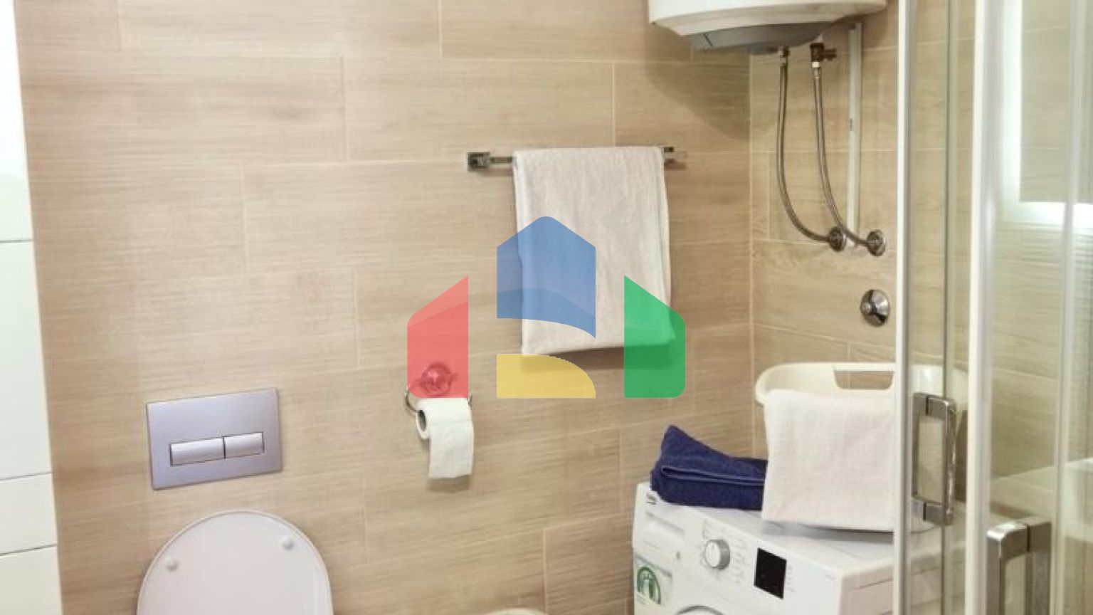 Двухкомнатная меблированная квартира с гаражом.