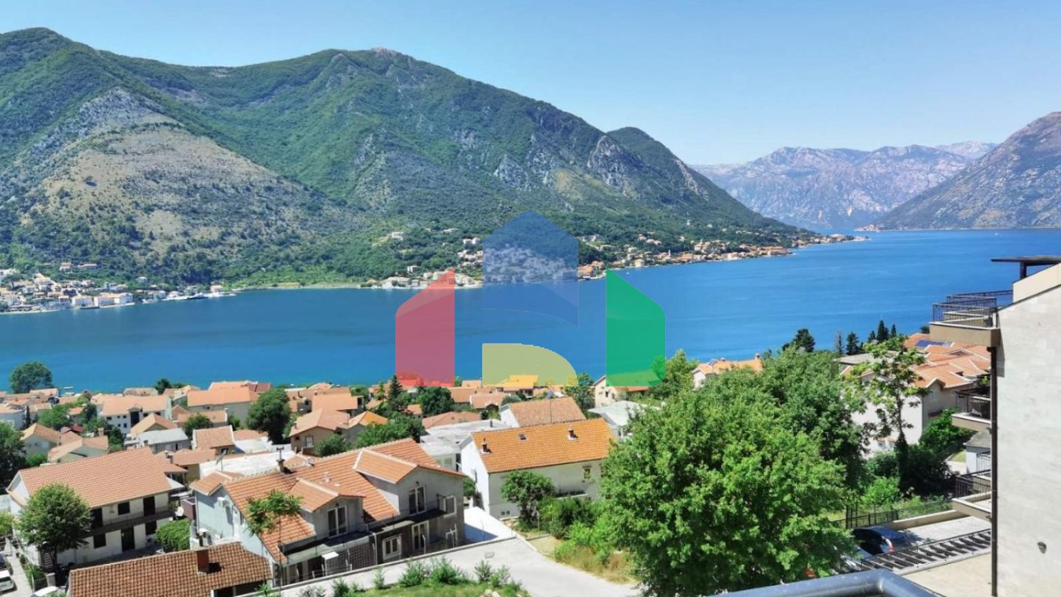 Двухкомнатная меблированная квартира с гаражом.