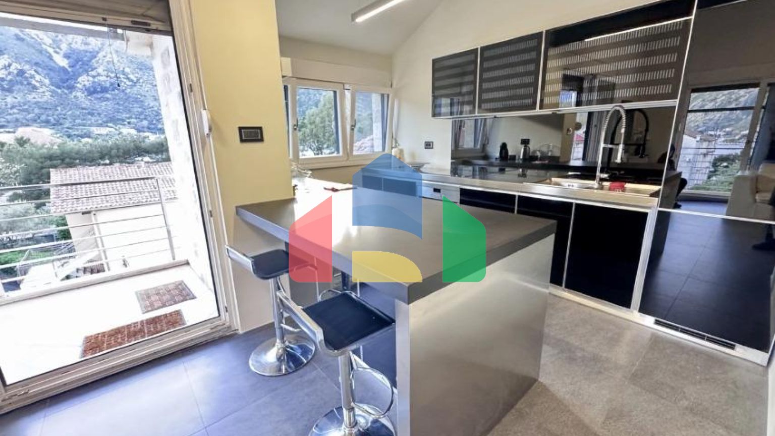 Роскошная двухуровневая квартира с видом на море Котор, район Доброта