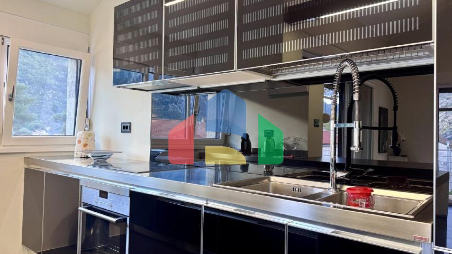 Роскошная двухуровневая квартира с видом на море Котор, район Доброта