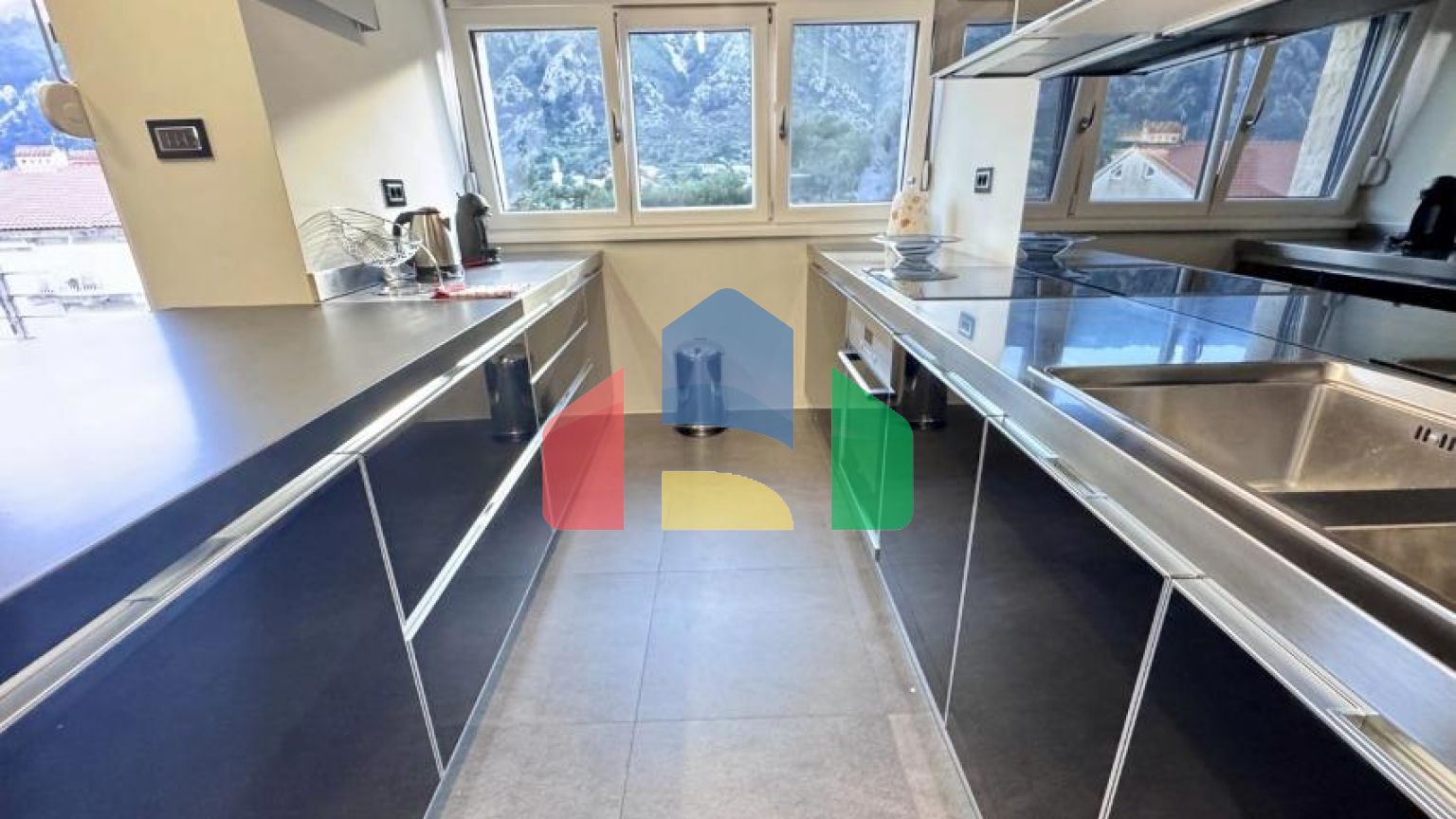 Роскошная двухуровневая квартира с видом на море Котор, район Доброта