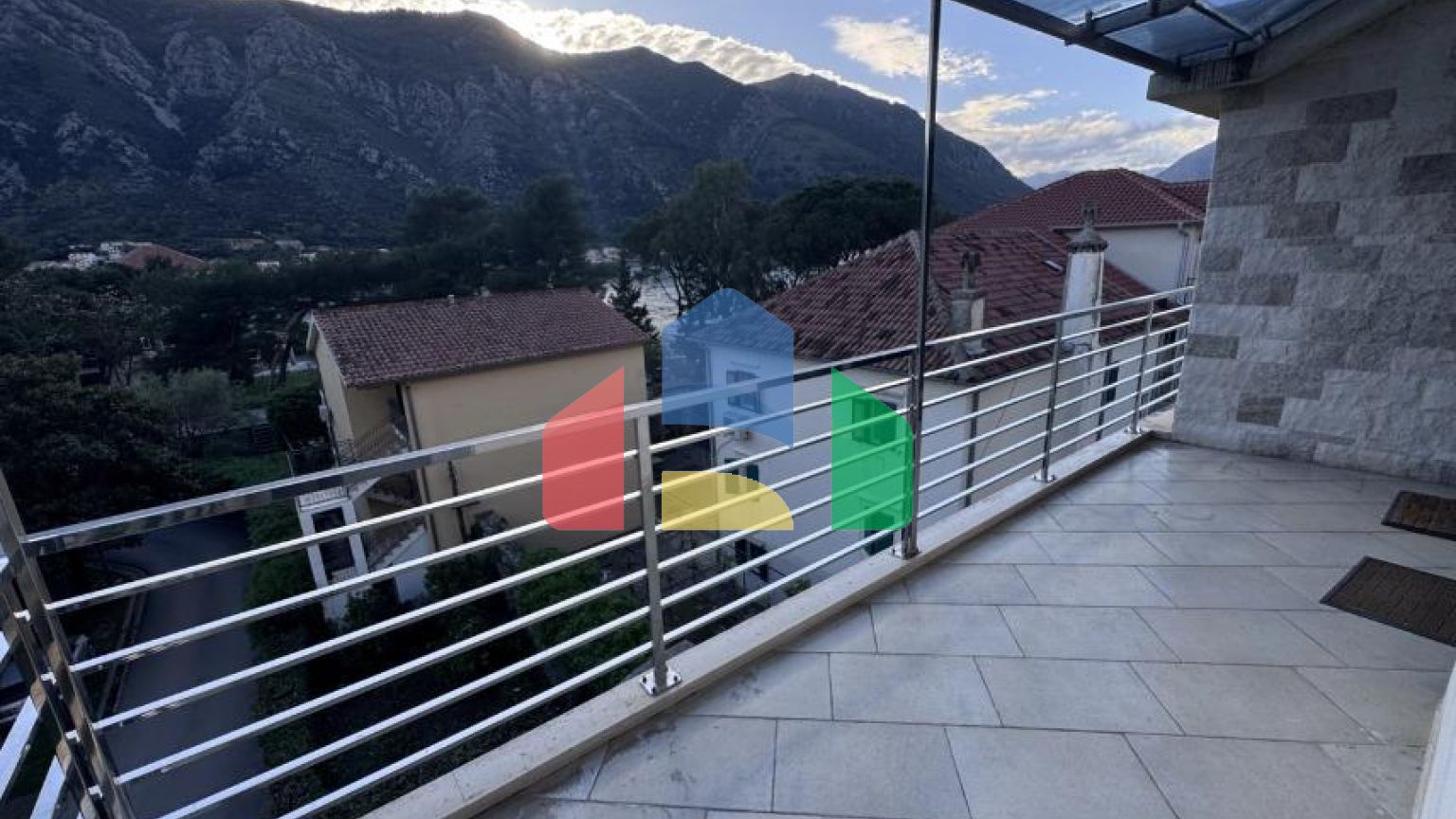 Роскошная двухуровневая квартира с видом на море Котор, район Доброта