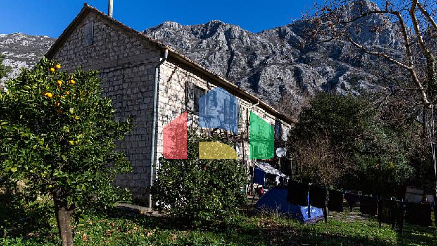 Продается – аутентичный каменный дом с панорамным видом на Бока-Которскую бухту