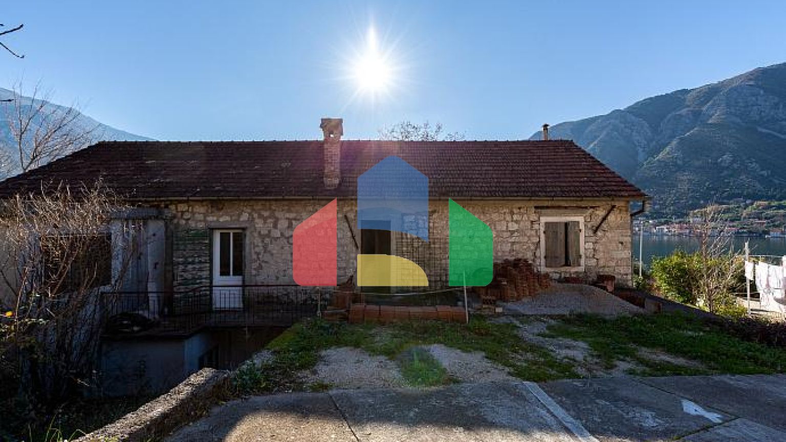 Продается – аутентичный каменный дом с панорамным видом на Бока-Которскую бухту