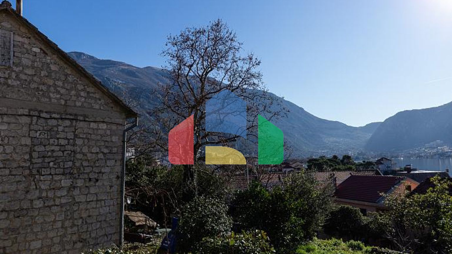 Продается – аутентичный каменный дом с панорамным видом на Бока-Которскую бухту