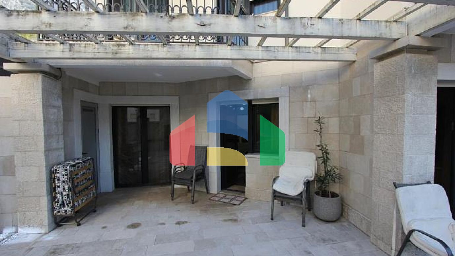 Квартира в здании с бассейном в 50 метрах от моря