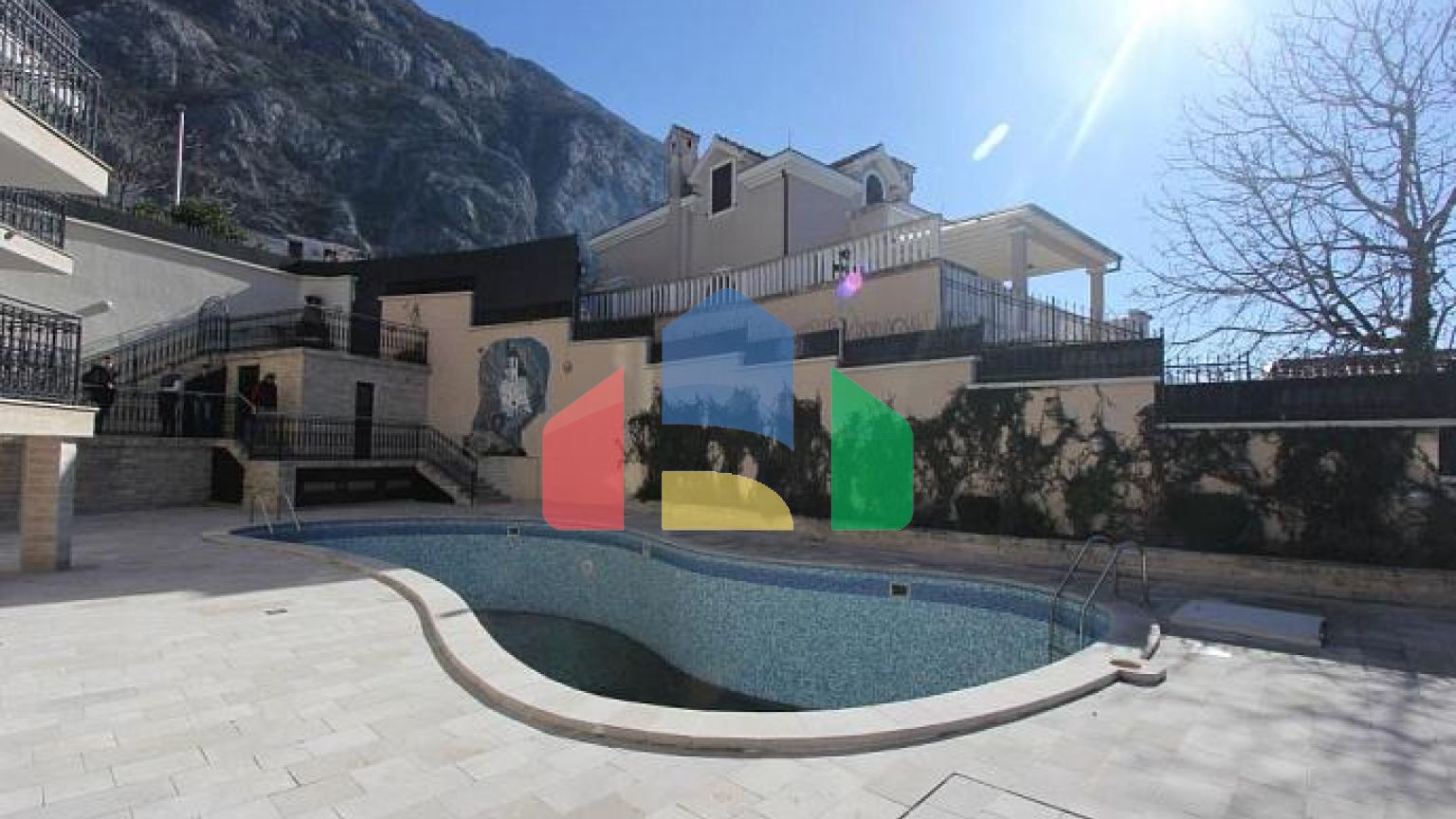 Квартира в здании с бассейном в 50 метрах от моря