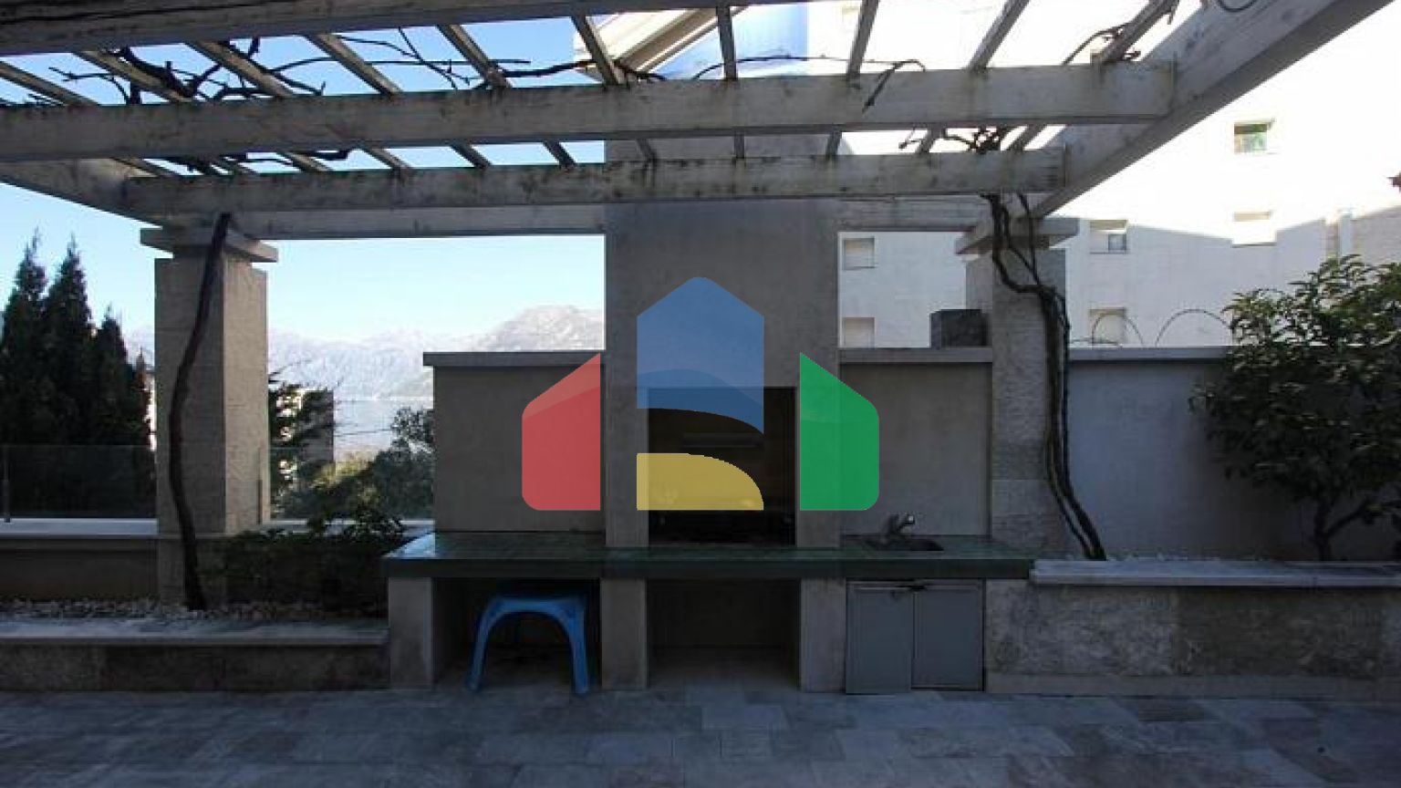 Квартира в здании с бассейном в 50 метрах от моря