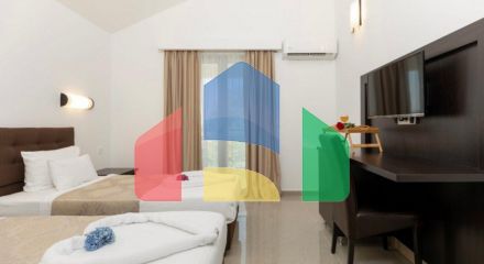 Продается дом с апартаментами в Герцег-Нови, Суторина