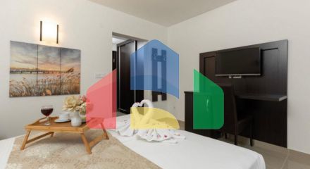 Продается дом с апартаментами в Герцег-Нови, Суторина