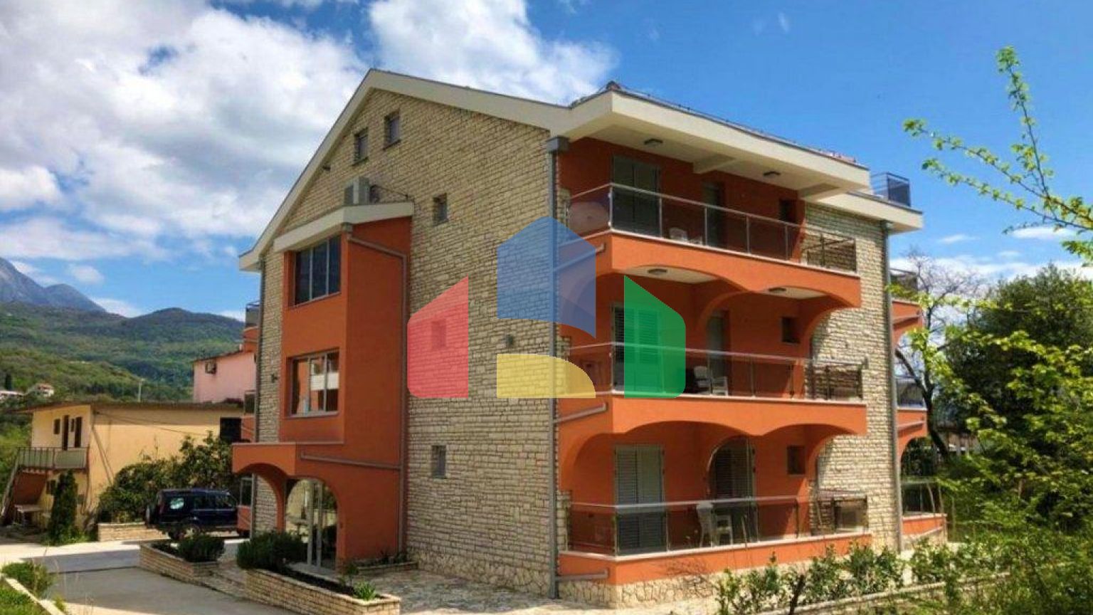 Продается дом с апартаментами в Герцег-Нови, Суторина