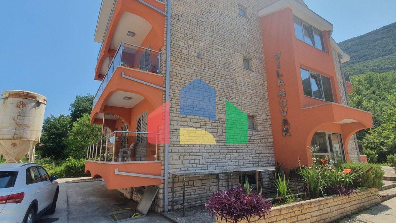 Продается дом с апартаментами в Герцег-Нови, Суторина