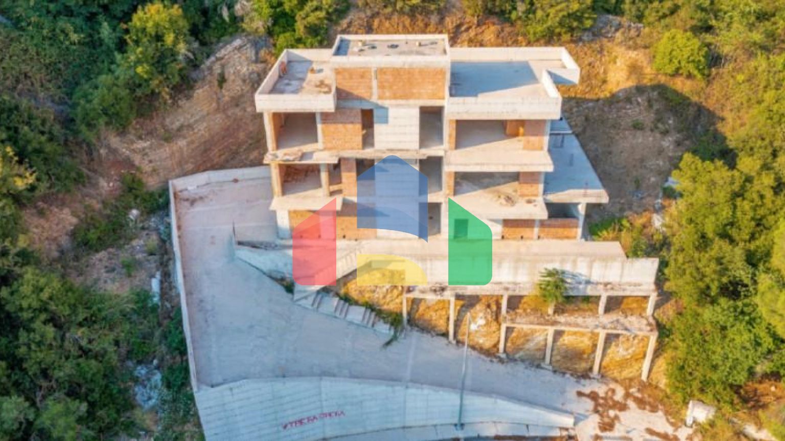 Недостроенная вилла в Херцег-Нови в 450 метрах от моря