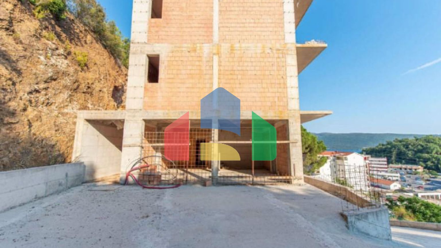 Недостроенная вилла в Херцег-Нови в 450 метрах от моря