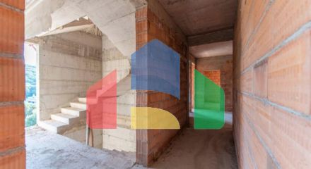 Недостроенная вилла в Херцег-Нови в 450 метрах от моря Недостроенная вилла в Херцег-Нови в 450 метрах от моря