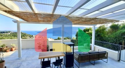 Просторная квартира с 3 спальнями и потрясающим видом на залив в современном комплексе в Херцег-Нови. Просторная квартира с 3 спальнями и потрясающим видом на залив в современном комплексе в Херцег-Нови.